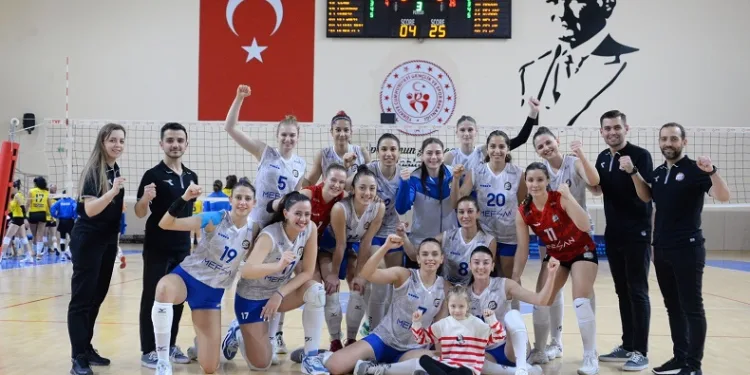 Bozüyük Belediyesi Eğitim ve Spor Kulübü Voleybol Takımı, yarı finale yükseldi