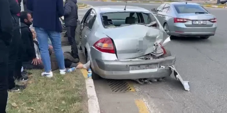 Minibüs ile otomobil çarpıştı: 2 yaralı
