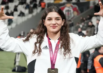 Beşiktaş yönetiminden, şampiyon güreşçi Nesrin Baş’a plaket