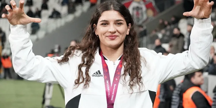 Beşiktaş yönetiminden, şampiyon güreşçi Nesrin Baş’a plaket