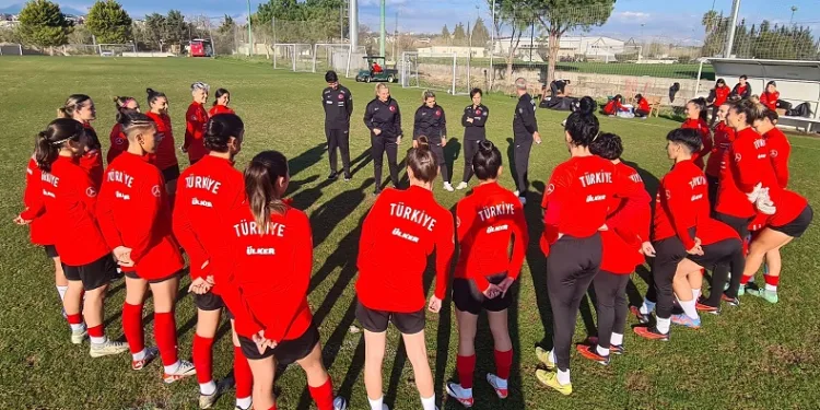 A Milli Kadın Futbol Takımı, Yunanistan ve Romanya maçlarının hazırlıklarını sürdürdü