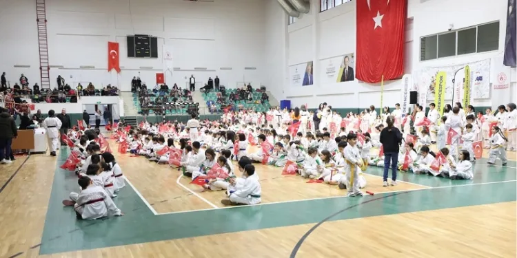 Derince’de tekvando şöleni