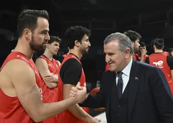 Bakan Bak’tan, A Milli Erkek Basketbol Takımı’na ziyaret