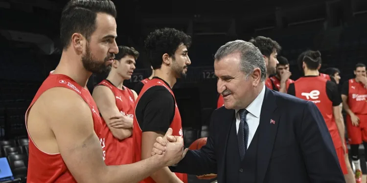 Bakan Bak’tan, A Milli Erkek Basketbol Takımı’na ziyaret