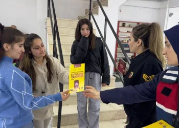 Kadın jandarmalardan sahada bilinçlendirme faaliyeti