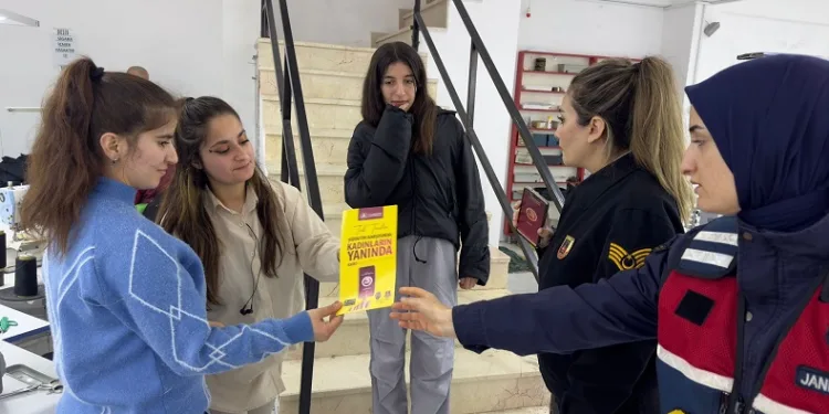 Kadın jandarmalardan sahada bilinçlendirme faaliyeti