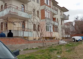 Merdivenden düşen yaşlı adam hayatını kaybetti