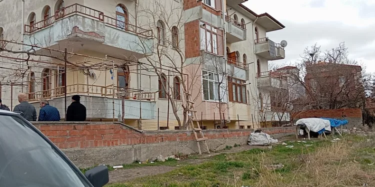 Merdivenden düşen yaşlı adam hayatını kaybetti