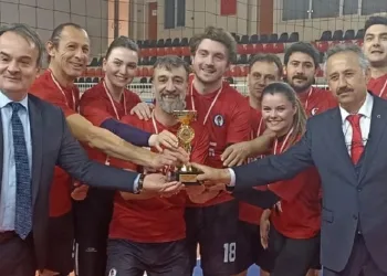 Öğretmenler yarıştı kupalarını aldı