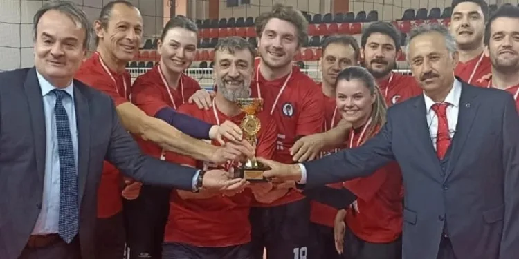 Öğretmenler yarıştı kupalarını aldı