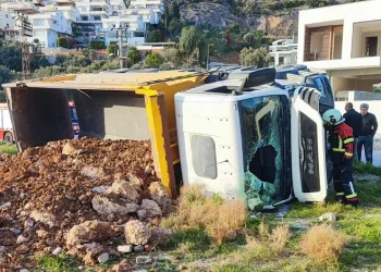 Freni patlayan harfiyat kamyonu yan yattı