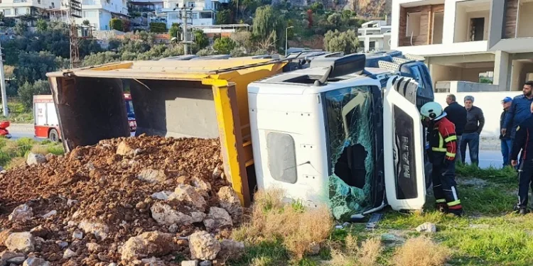 Freni patlayan harfiyat kamyonu yan yattı