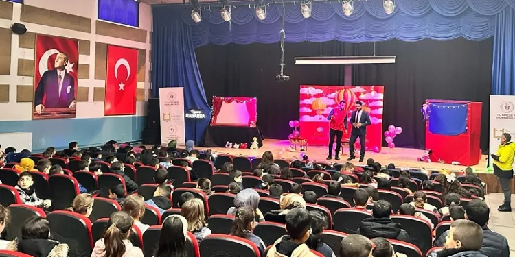 “Gülümseyin Geliyoruz” Aşkale’de çocuklarla buluştu