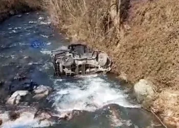 Sakarya’da arazi aracı dereye uçtu