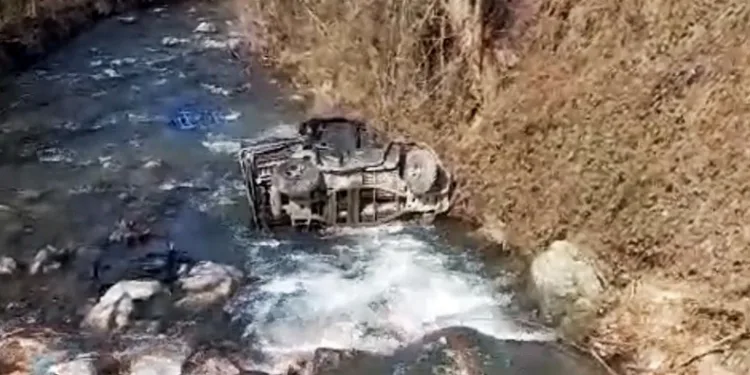 Sakarya’da arazi aracı dereye uçtu