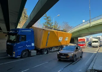 Tırın dorsesi üst geçide takıldı