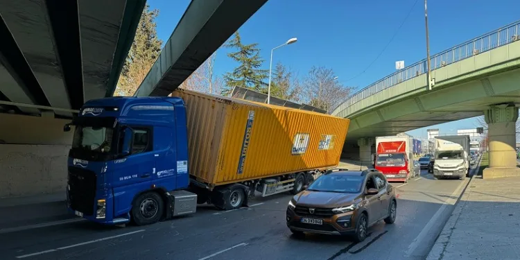 Tırın dorsesi üst geçide takıldı