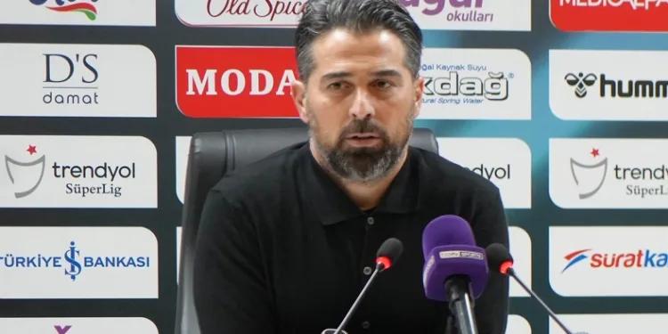 Çaykur Rizespor Teknik Direktörü İlhan Palut: “Son haftalarda rakibi kutlamaya alıştık”