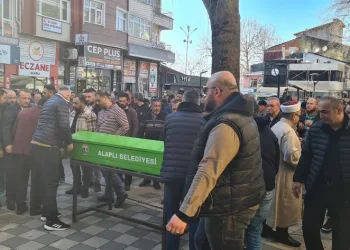 Tartıştığı kişi tarafından kalbinden bıçaklanarak öldürülen adam toprağa verildi