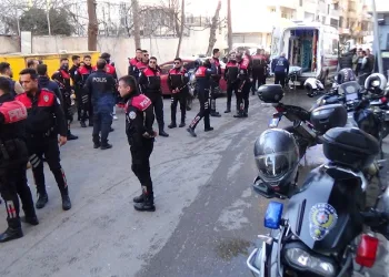 Karakol önünde bıçaklı kavga