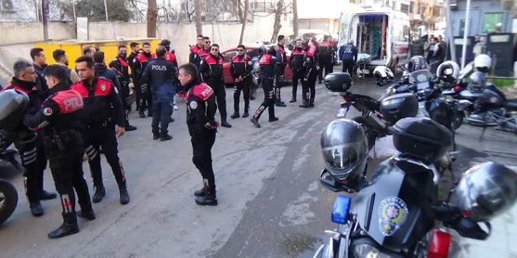 Karakol önünde bıçaklı kavga