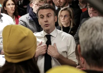 Fransız çiftçiler Macron’un katıldığı tarım fuarını bastı