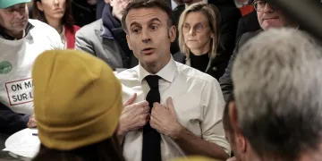 Fransız çiftçiler Macron’un katıldığı tarım fuarını bastı