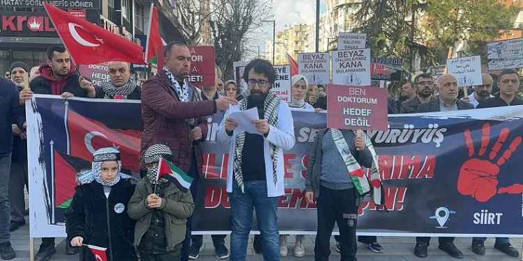 Doktorların İsrail’e karşı “sessiz yürüyüşü”