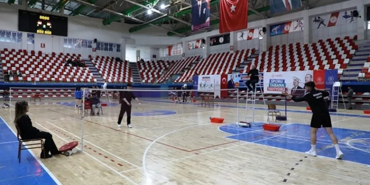 Ağrı’da gençler badmintonda yarıştı