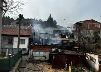 Baba ve oğlunun evleri küle döndü