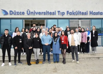 Kendi üniversitesinde staj yapmanın mutluluğunu yaşıyor