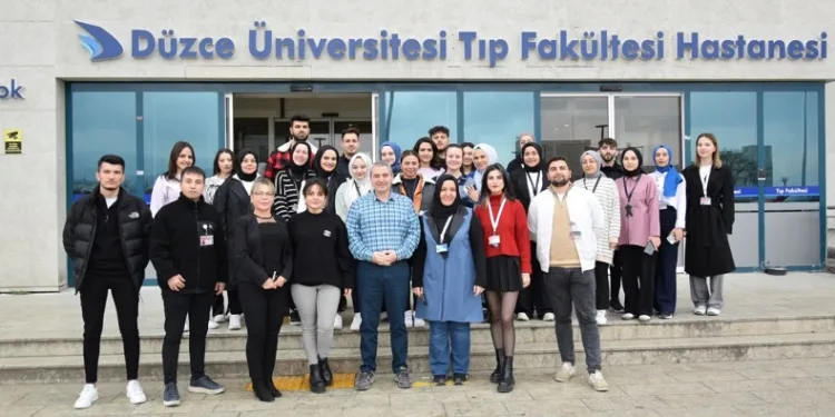 Kendi üniversitesinde staj yapmanın mutluluğunu yaşıyor