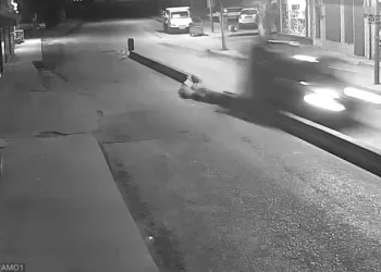 Hafif ticari aracın refüje çarptığı anlar kamerada