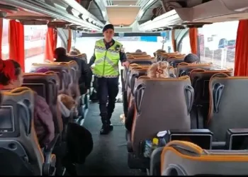 İzmir jandarmasından yolculara emniyet kemeri bilgilendirmesi
