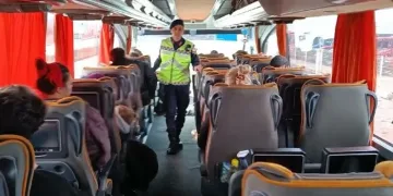 İzmir jandarmasından yolculara emniyet kemeri bilgilendirmesi