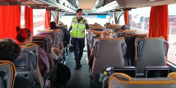 İzmir jandarmasından yolculara emniyet kemeri bilgilendirmesi