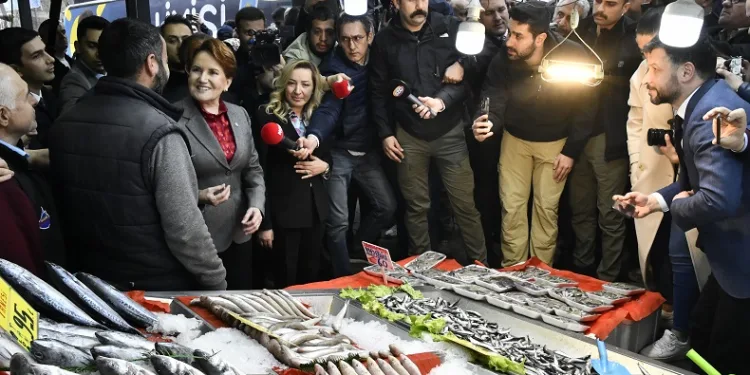 İYİ Parti lideri Meral Akşener, Yenimahalle’de esnafı ziyaret etti