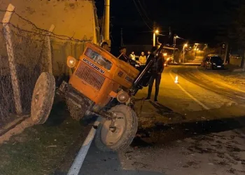 Otomobil ile traktör çarpıştı: 1 yaralı
