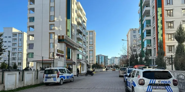 Eski sevgilisine ateş etmeye çalışan şahıs kendini vurdu