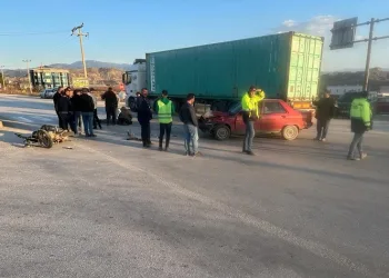 Kırmızı ışıkta geçen motosiklet, otomobille çarpıştı