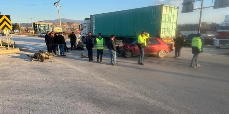 Kırmızı ışıkta geçen motosiklet, otomobille çarpıştı