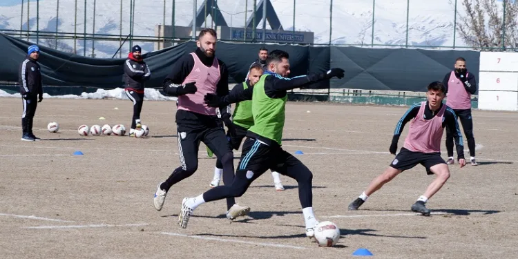 Erzurumspor FK Teknik Direktörü Hakan Kutlu: “Ligi güvenli bir yerde bitirme hedefimiz devam ediyor”
