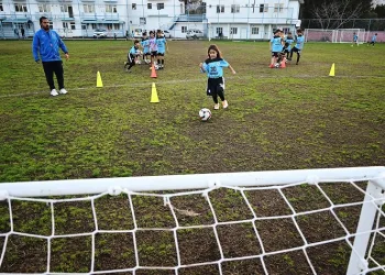 Kemer Belediyesi, geleceğin futbolcularını yetiştiriyor