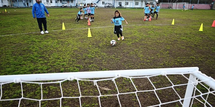 Kemer Belediyesi, geleceğin futbolcularını yetiştiriyor