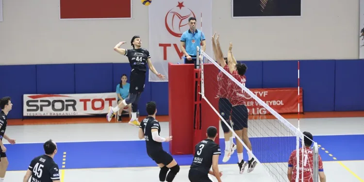 Nazilli Belediyespor Voleybol Takımı set vermedi