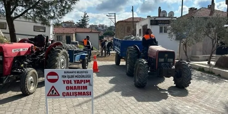 Burhaniye genelinde yol çalışmaları sürüyor