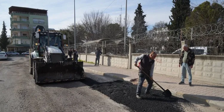 Kaldırım ve asfalt çalışmaları devam ediyor