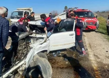 Minibüs ile otomobil çarpıştı:2 yaralı
