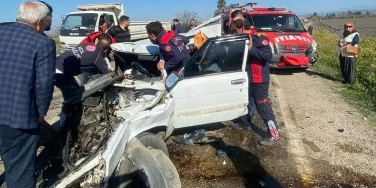 Minibüs ile otomobil çarpıştı:2 yaralı