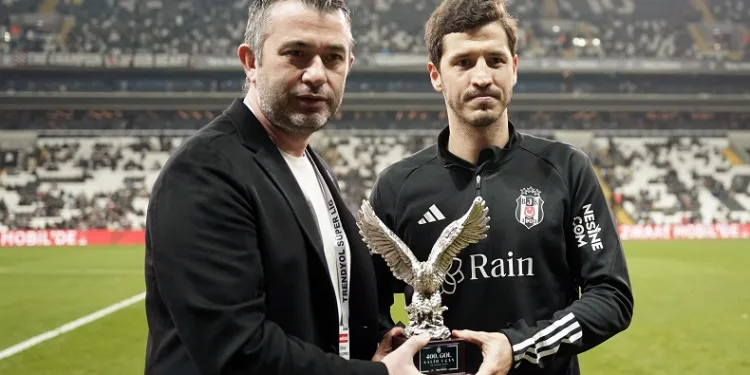 Salih Uçan’a 400. gol plaketi verildi
